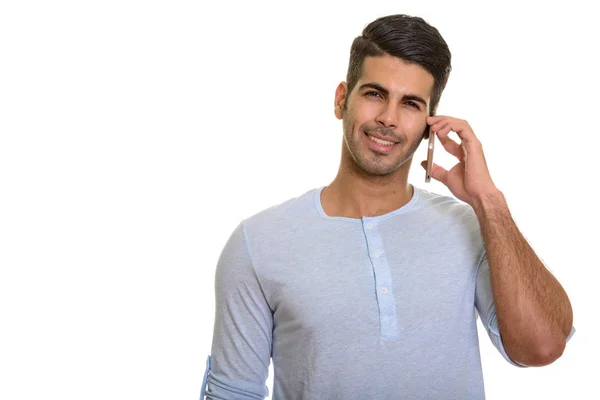 Jovem feliz persa homem sorrindo e falando no telefone celular — Fotografia de Stock