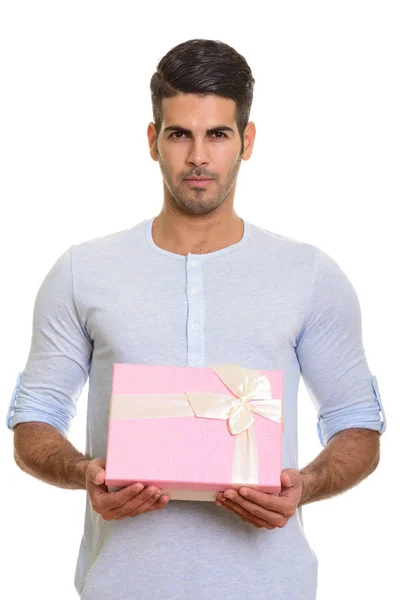 Молодой красивый персидский мужчина держит подарочную коробку — стоковое фото
