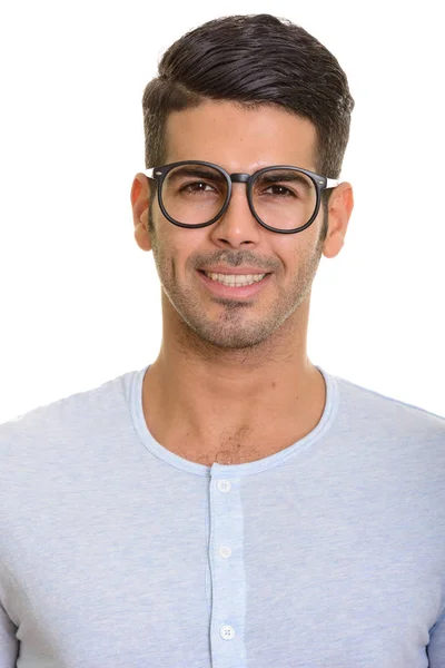 Rostro de joven feliz hombre persa sonriendo con anteojos —  Fotos de Stock