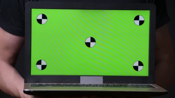 Jonge knappe man laptop met Chromakey, key groen scherm — Stockvideo