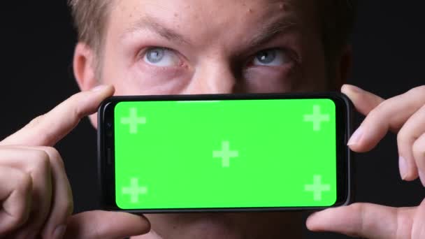 Fiatal jóképű férfi használ mozgatható telefon-val zöld képernyő chroma key — Stock videók