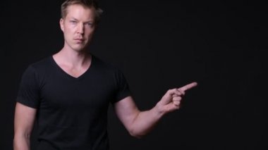 Genç yakışıklı adam siyah arka plan