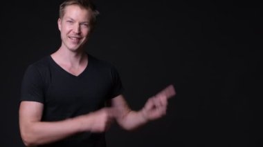 Genç yakışıklı adam siyah arka plan