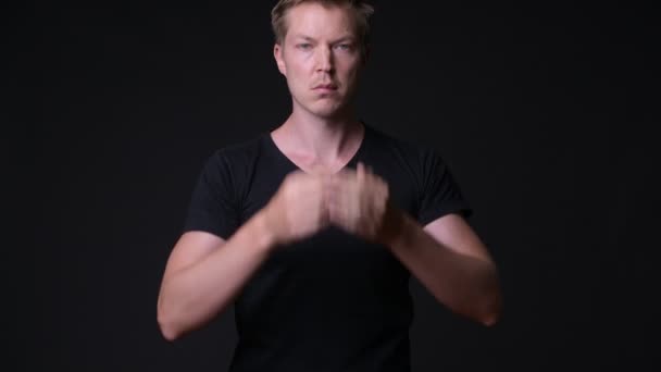 Joven hombre guapo demostrando tres sabios monos gesto — Vídeos de Stock