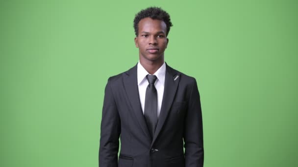 Mladí africké podnikatel proti zeleným pozadím — Stock video