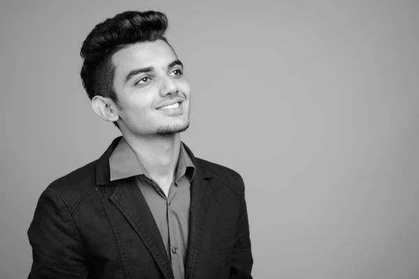 Retrato de un joven empresario indio de traje —  Fotos de Stock