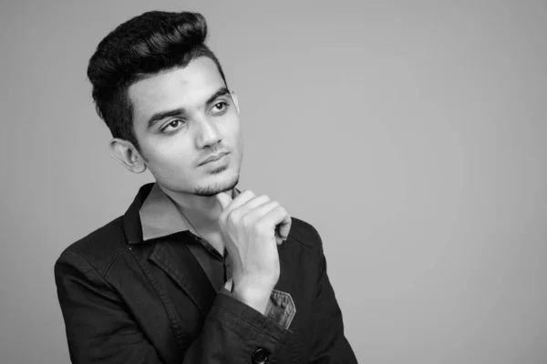 Retrato de jovem empresário indiano de terno — Fotografia de Stock