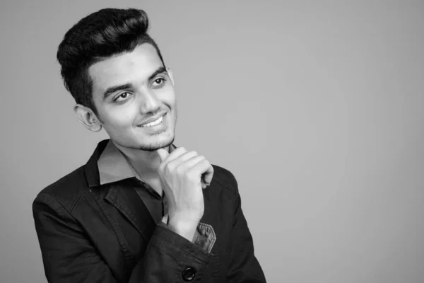 Retrato de jovem empresário indiano de terno — Fotografia de Stock