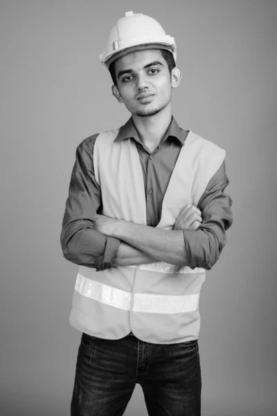 Fiatal indiai férfi építőmunkás fekete-fehér — Stock Fotó