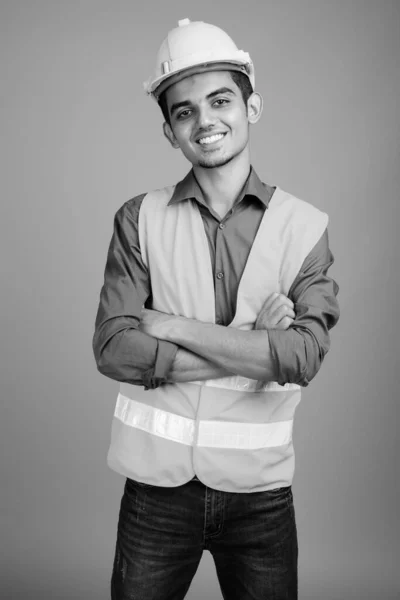 Siyah beyaz giysili genç Hintli inşaat işçisi — Stok fotoğraf
