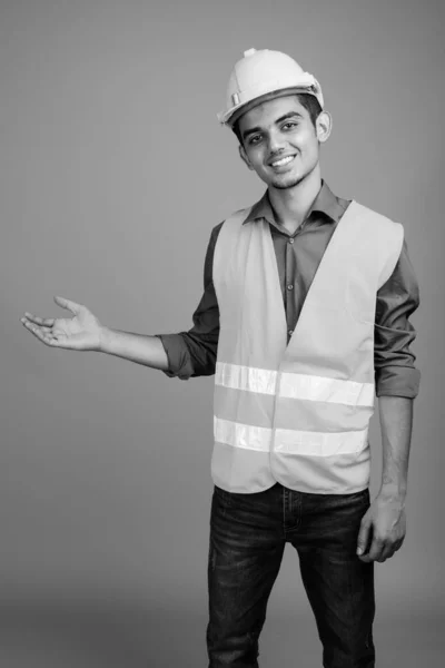 Hombre joven indio trabajador de la construcción en blanco y negro — Foto de Stock