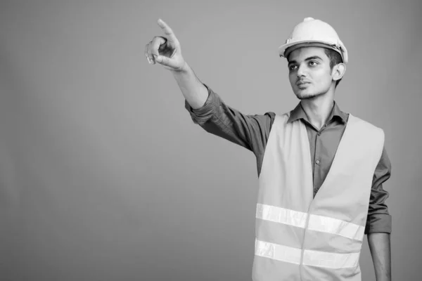 Ung indisk man byggnadsarbetare i svart och vitt — Stockfoto