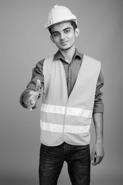 Hombre joven indio trabajador de la construcción en blanco y negro — Foto de Stock