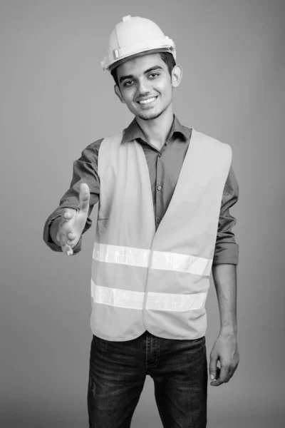 身穿黑衣和白衣的印度青年建筑工人 — 图库照片