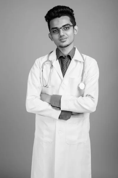 戴眼镜的印度年轻男医生的画像 — 图库照片