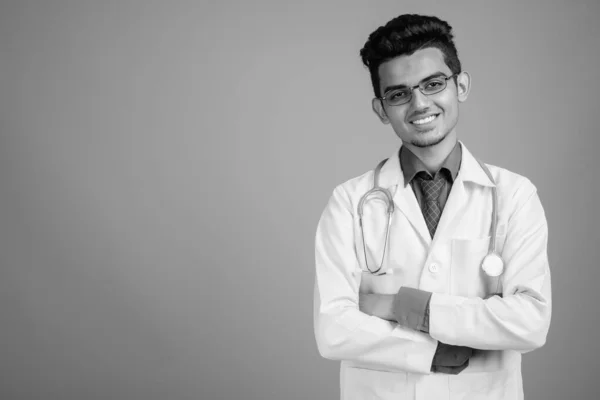 Gözlüklü genç Hintli doktorun portresi. — Stok fotoğraf