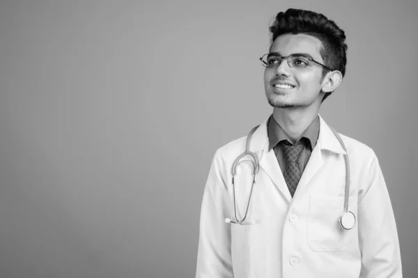 Portret młodego Indianina lekarza w okularach — Zdjęcie stockowe