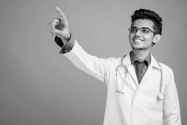 Portrait de jeune homme indien médecin avec des lunettes — Photo