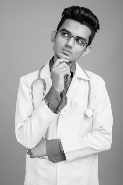眼鏡をかけた若いインド人医師の肖像 — ストック写真