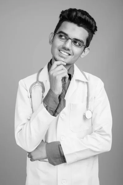戴眼镜的印度年轻男医生的画像 — 图库照片