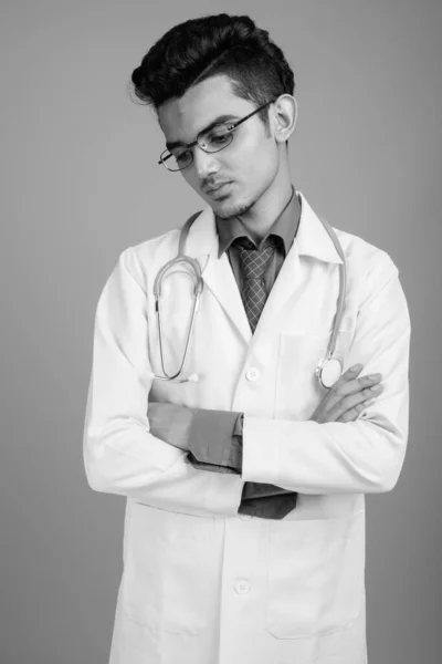 รูปภาพของชายหนุ่มอินเดีย หมอที่มีแว่นตา — ภาพถ่ายสต็อก