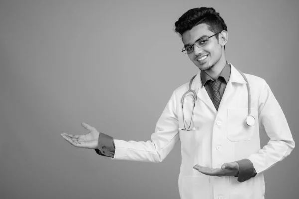 Egy fiatal indiai férfi szemüveges orvos portréja — Stock Fotó