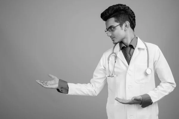 Retrato de jovem médico indiano com óculos — Fotografia de Stock