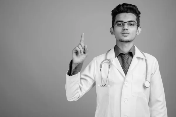 Gözlüklü genç Hintli doktorun portresi. — Stok fotoğraf