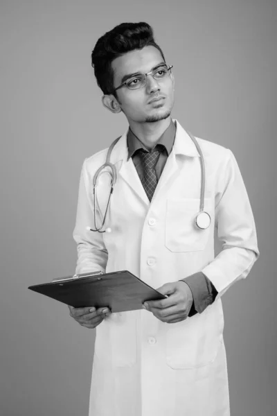 Портрет молодого индийского врача в очках — стоковое фото