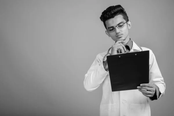 Retrato de jovem médico indiano com óculos — Fotografia de Stock