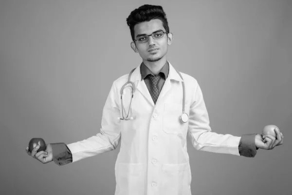Retrato de jovem médico indiano com óculos — Fotografia de Stock