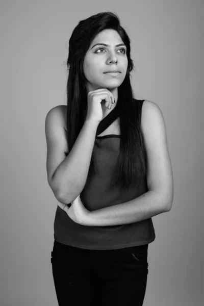 Ritratto di giovane donna indiana in bianco e nero — Foto Stock