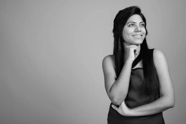 Portrét mladé indické ženy v černé a bílé — Stock fotografie
