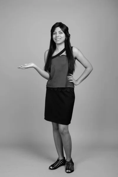 Retrato de una joven india en blanco y negro — Foto de Stock