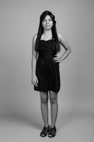 Портрет молодої індійської жінки в чорно - білому — стокове фото