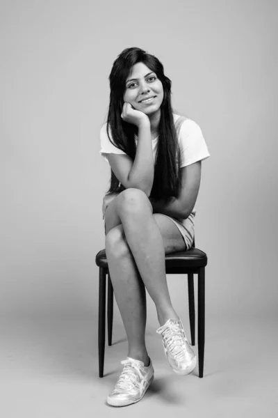 Retrato de una joven india en blanco y negro — Foto de Stock