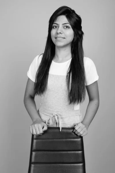 Ritratto di giovane donna indiana in bianco e nero — Foto Stock