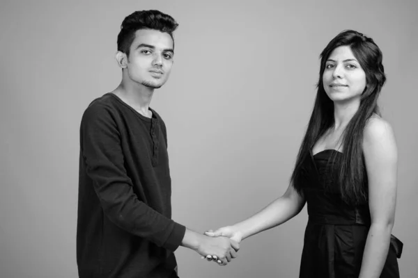 Молодой индиец и молодая индийская женщина вместе — стоковое фото