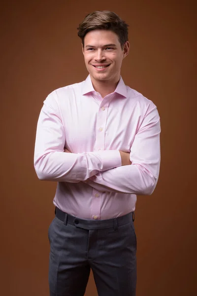 Estudio de tiro de joven hombre de negocios guapo con camisa rosa — Foto de Stock