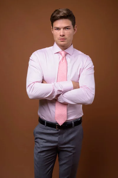 Estudio de tiro de joven hombre de negocios guapo con camisa rosa —  Fotos de Stock