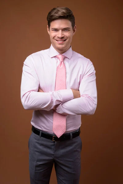 Estudio de tiro de joven hombre de negocios guapo con camisa rosa — Foto de Stock