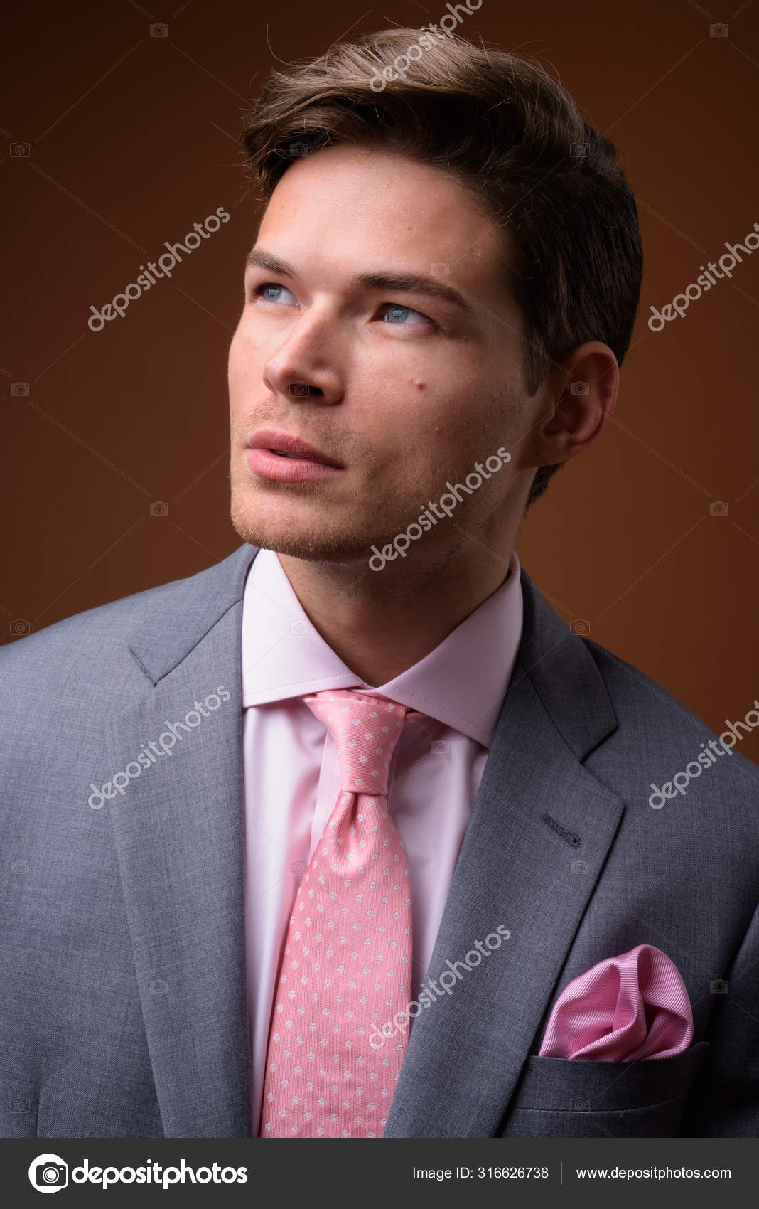 Студийный Снимок Молодого Привлекательного Бизнесмена В Костюме.