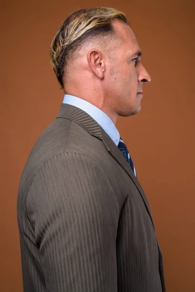 Vista de perfil del hombre de negocios sobre fondo marrón —  Fotos de Stock