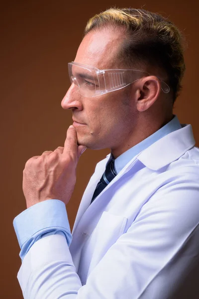 Profilo vista di uomo medico indossare occhiali protettivi — Foto Stock