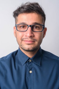 Gözlük takan yakışıklı İranlı iş adamının yüzü