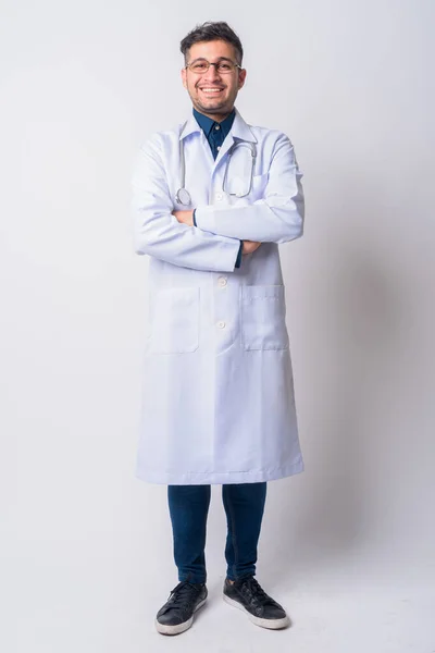 Cuerpo entero de feliz médico persa sonriendo con los brazos cruzados — Foto de Stock