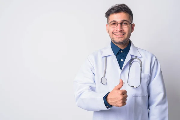 Retrato de hombre persa feliz médico dando pulgares hacia arriba — Foto de Stock