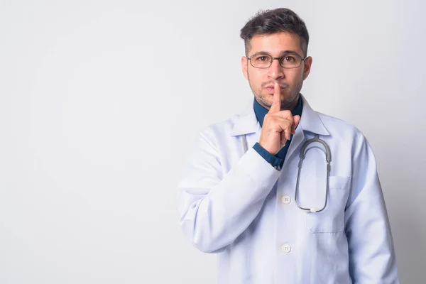 Retrato de jovem médico homem persa com o dedo nos lábios — Fotografia de Stock