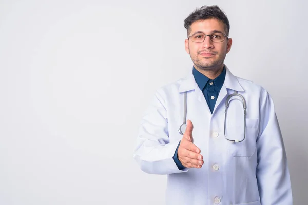 Porträt eines jungen persischen Arztes beim Händedruck — Stockfoto