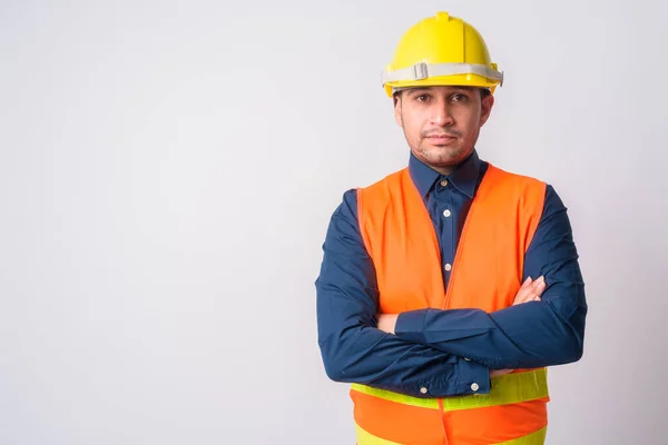 Retrato de jovem persa trabalhador da construção com braços cruzados — Fotografia de Stock